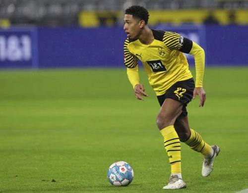 欧冠决赛用球谍照：包含白+深紫，灵感来自举办城市布达佩斯（欧冠决赛用球曝光：白+深紫配色，灵感源于主办城市布达佩斯）