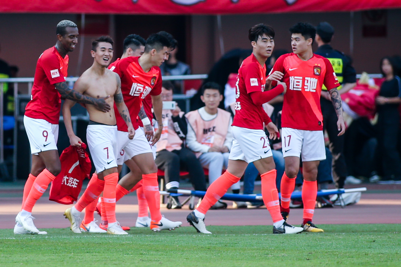 布莱顿老板被其公司一名前雇员指控，运营6亿镑秘密赌球集团