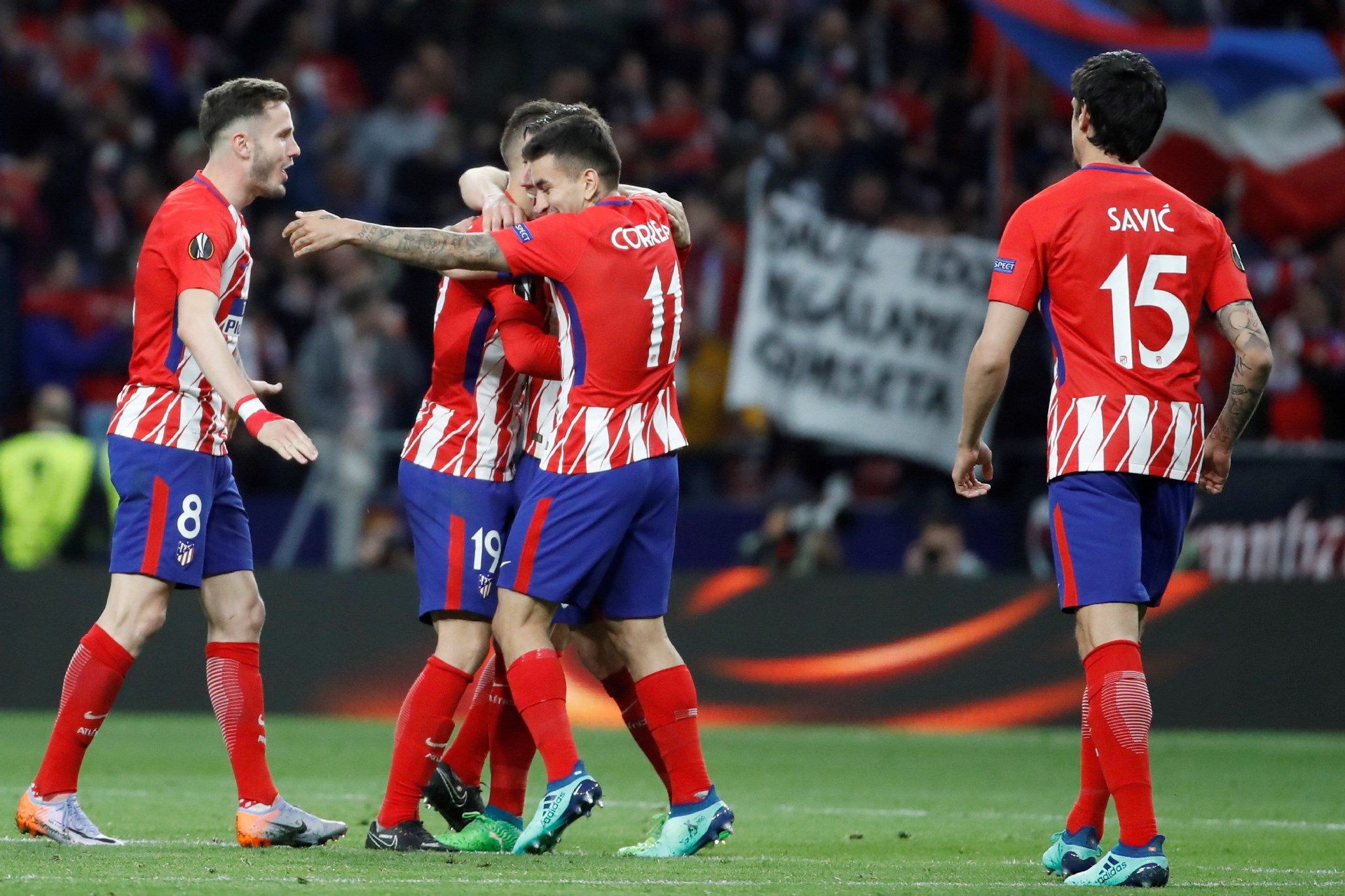 湖人浓眉哥篮下统治力助球队获胜（浓眉内线统治，助湖人取胜）